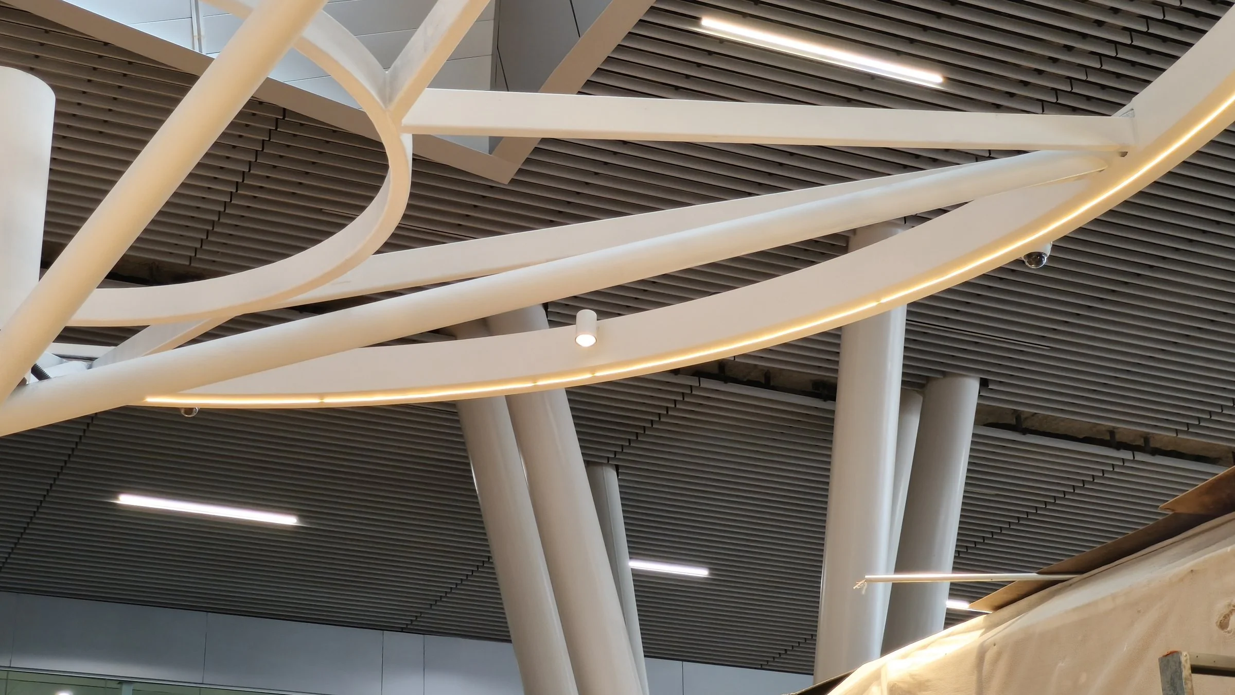 Detalle de arquitectura e iluminación aeroportuaria